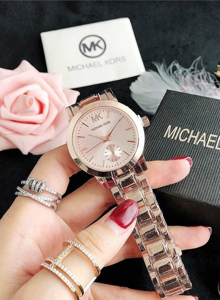 ام كي ساعة مايكل كورس MK للسيدات بسوار من الذهب الوردي وقرص وردي مع ثواني فرعية - Image 2